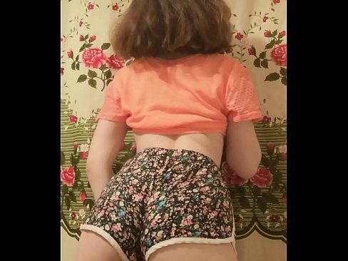 ❤️ Tânără sexy care se dezbracă de pantaloni scurți în fața camerei de filmat ☑ at ro.villagesexvideos.ru ❤
