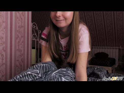 ❤️ Blondina îi suge adânc prietenei ei și primește spermă în gură ☑ at ro.villagesexvideos.ru ❤